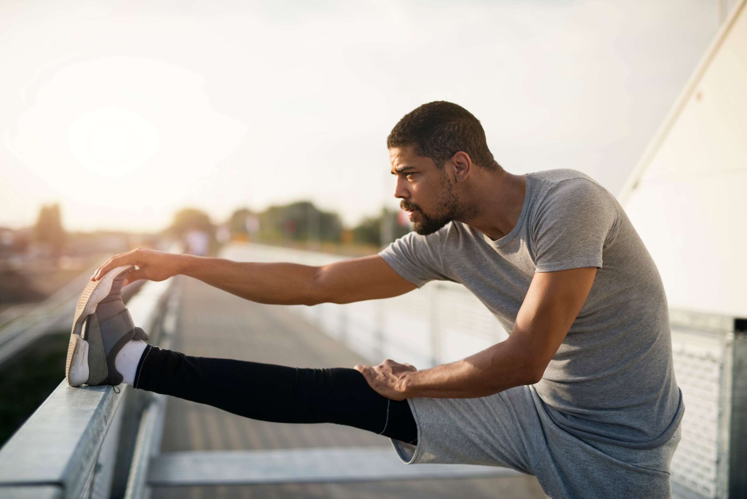 homme étant concentré pendant une séance de sport