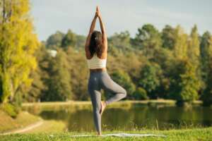 femme qui fait du sport de manière concentrée